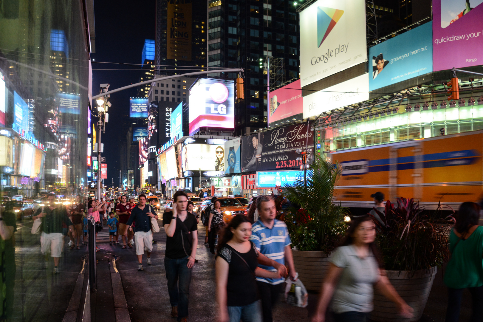 Times Sqare mit kurzer Unterbrechung der Menschenmassen