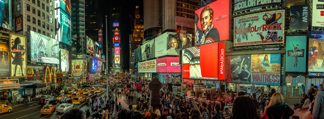 times square 10:21 pm