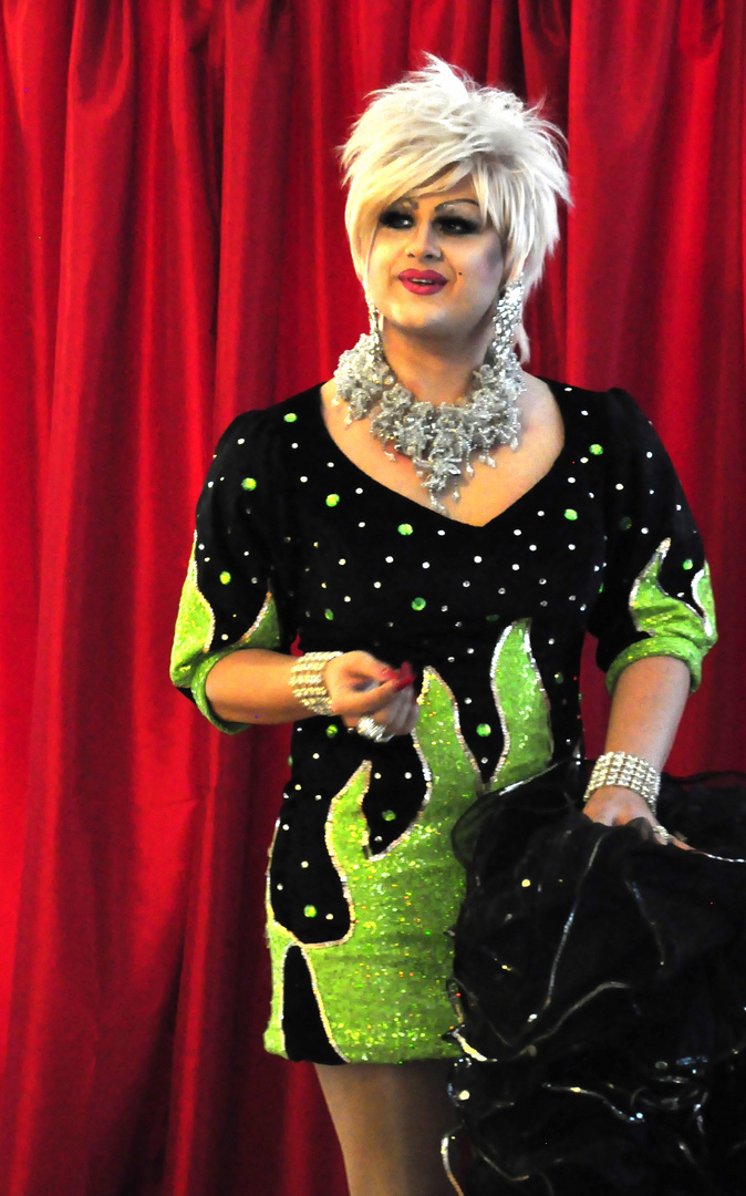 Tina Glamor, Travestie und Drag Queen aus Stuttgart