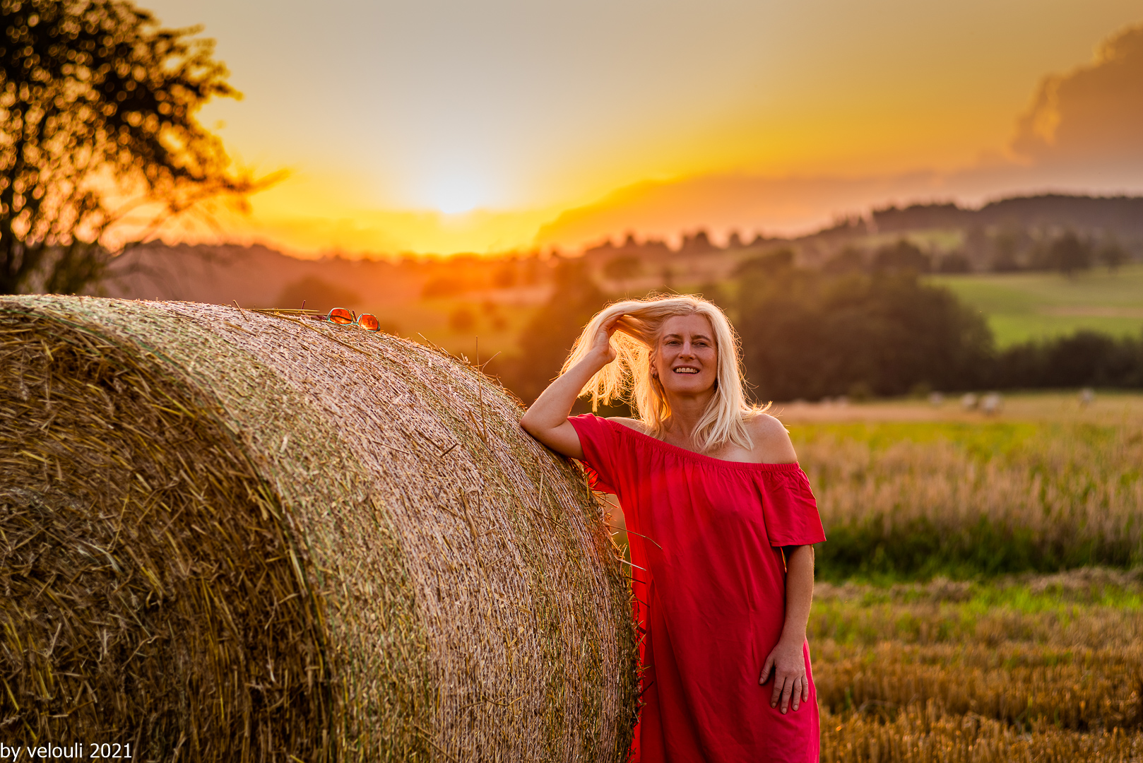 TINA MIT STROHBALLEN-1083