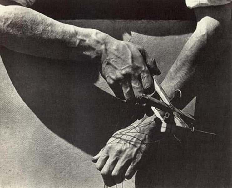 Tina Modotti, Le mani del burattinaio, 1929