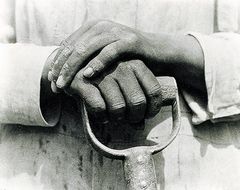 Tina Modotti, Mani di operaio con badile, 1926