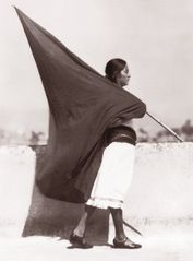 Tina Modotti, Woman with flag, 1928