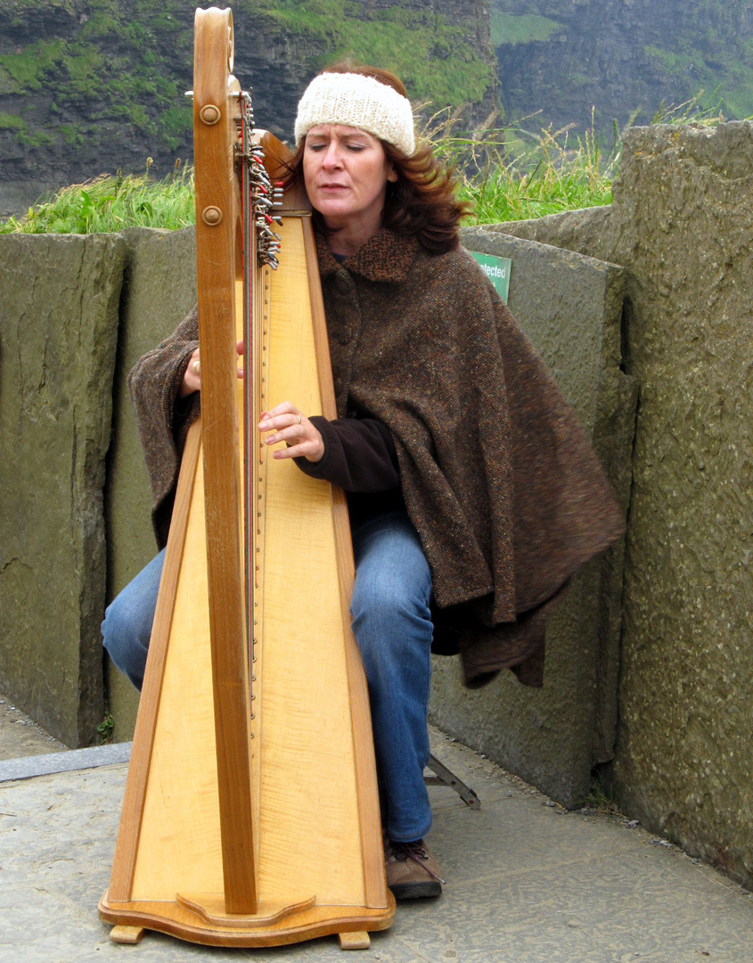 Tina -sie spielt für die Besucher der cliffs of Moher