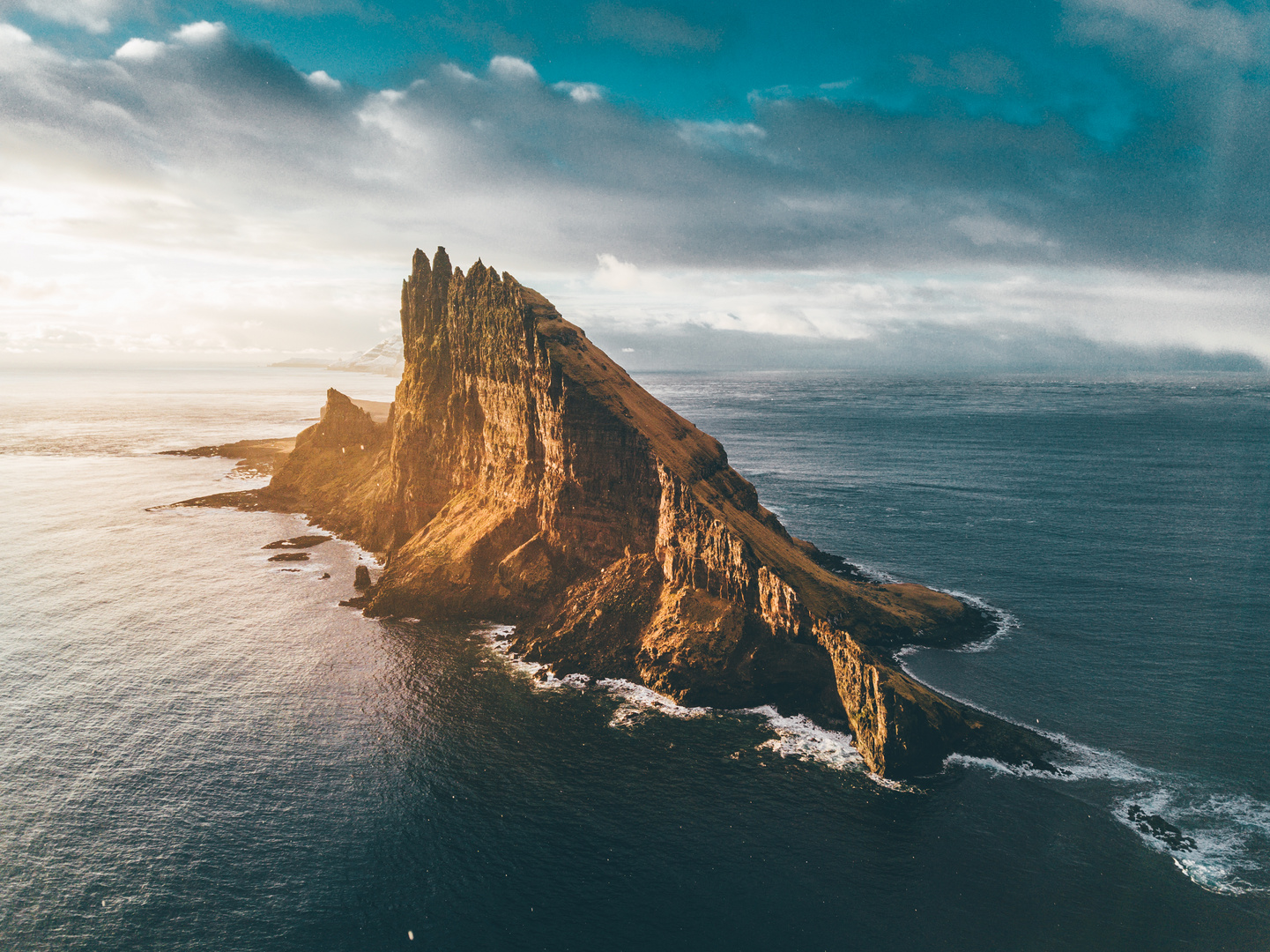 Tindhólmur im Sonnenuntergang ( Färöer Inseln )