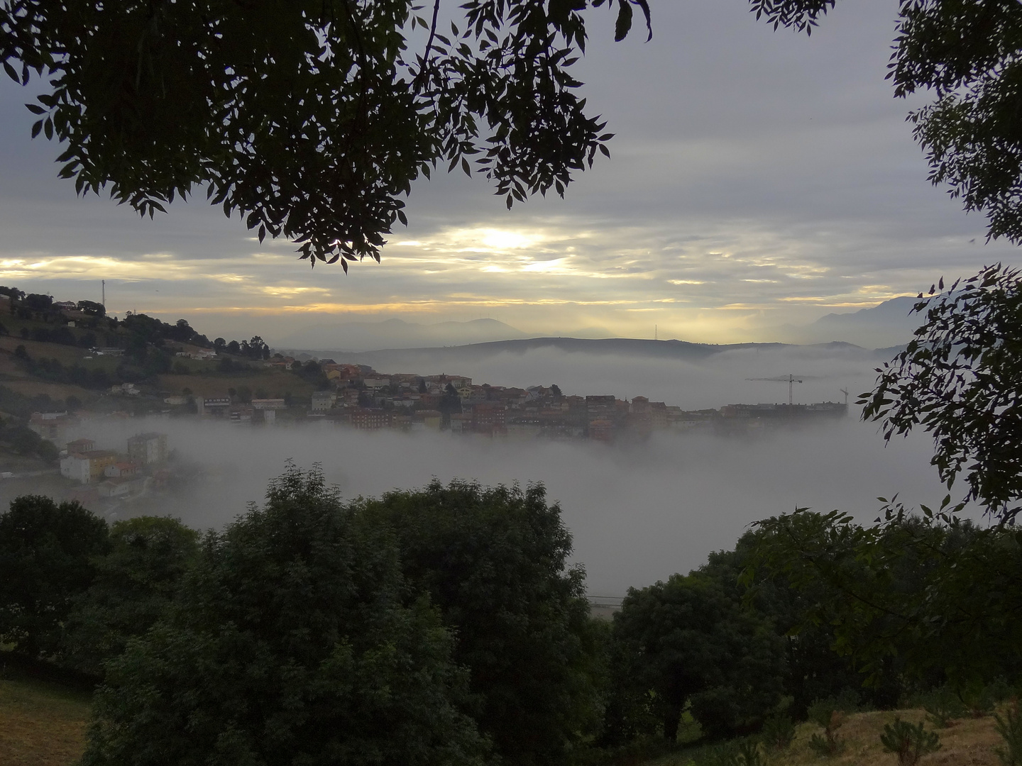 Tineo im Nebel