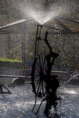 Tinguely-Brunnen im Gegenlicht