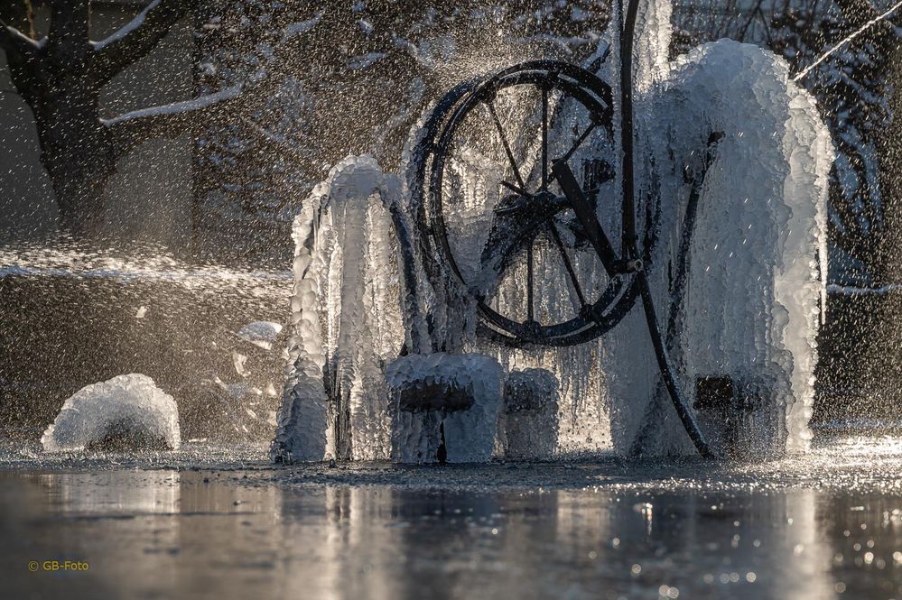 Tinguely Brunnen im Winterkleid