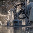 Tinguely Brunnen im Winterkleid