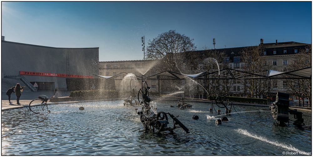 Tinguely-Brunnen vor Corona