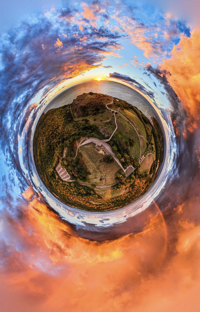 Tiny Planet mit Himmelsrot und Regenbogen 