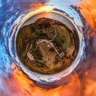 Tiny Planet mit Himmelsrot und Regenbogen 