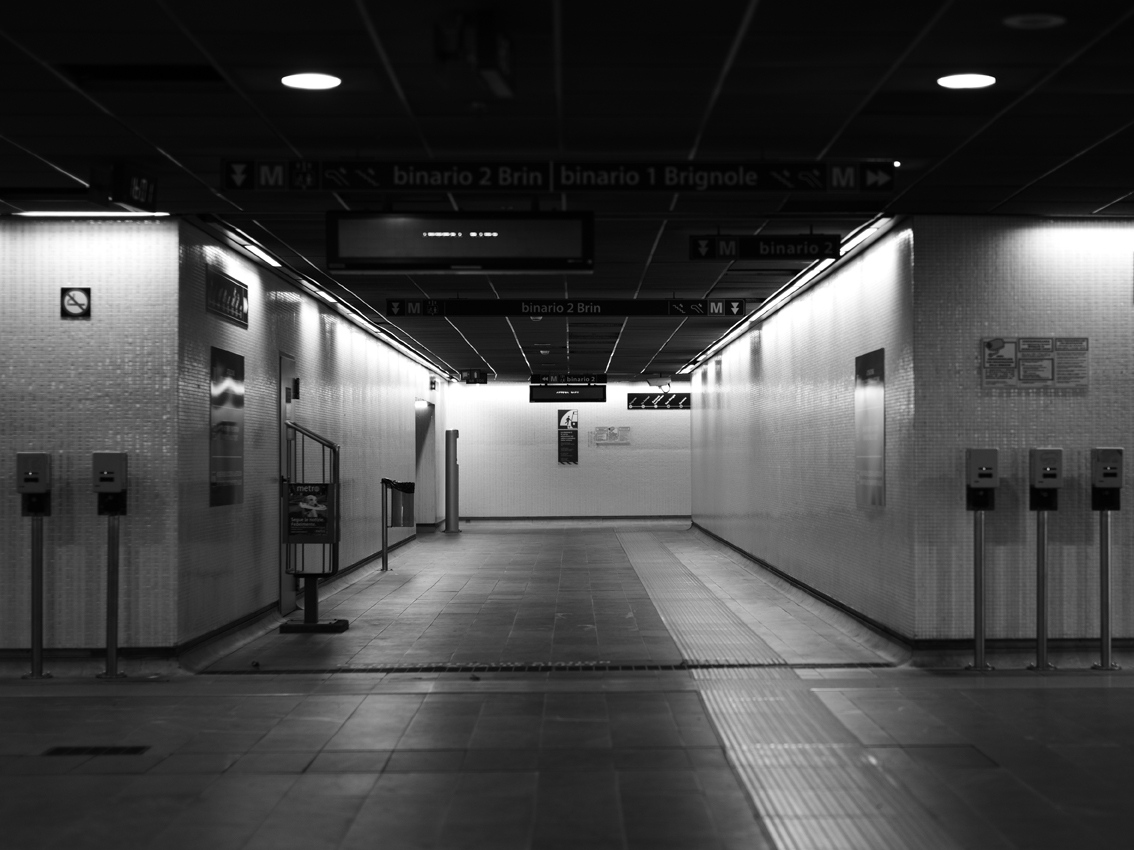 tipica accoglienza genovese: METRO' STAZIONE  DELLA MARINA (CHIUSO)