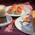 Típico desayuno español. Café y tostada con tomate...