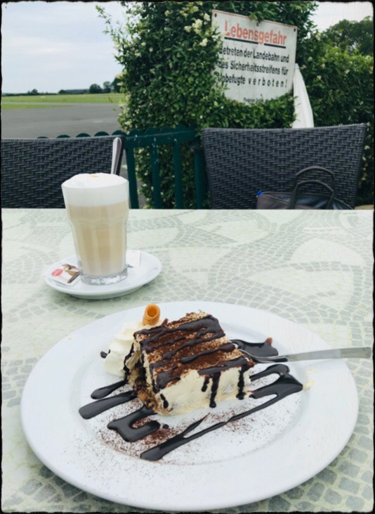 Tiramisu und Latte Macchiato Foto & Bild | architektur, stillleben
