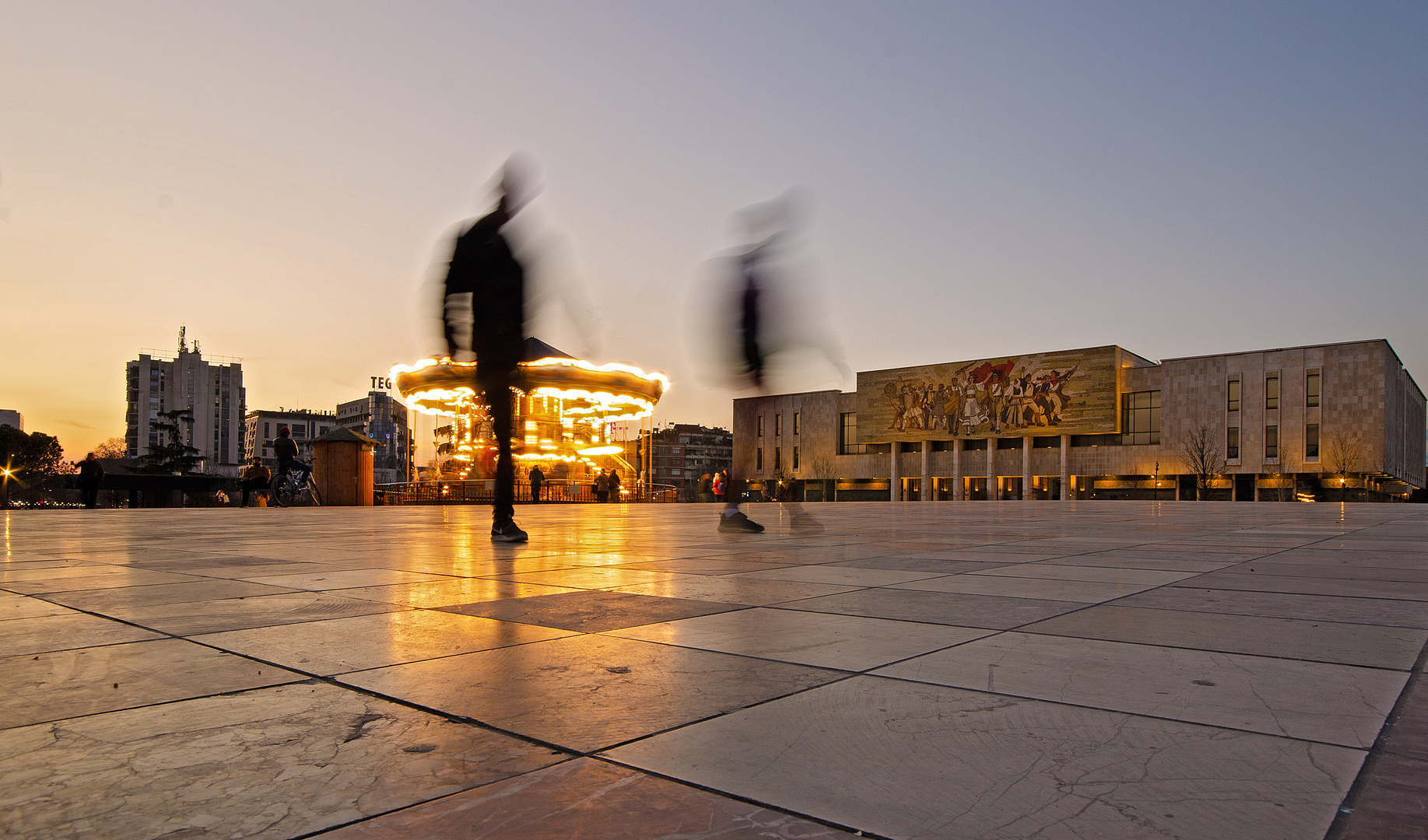 Tirana - Abendspaziergang über den Skanderbeg