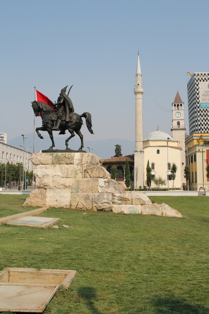Tirana / Albanien: Das Sakanderbegdenkmal und die Et'hem-Bey-Moschee