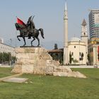 Tirana / Albanien: Das Sakanderbegdenkmal und die Et'hem-Bey-Moschee