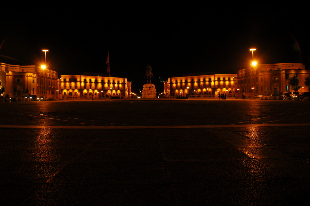 Tirana bei Nacht