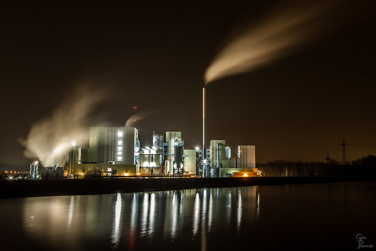 Tiranel Kraftwerk am DHK bei Nacht