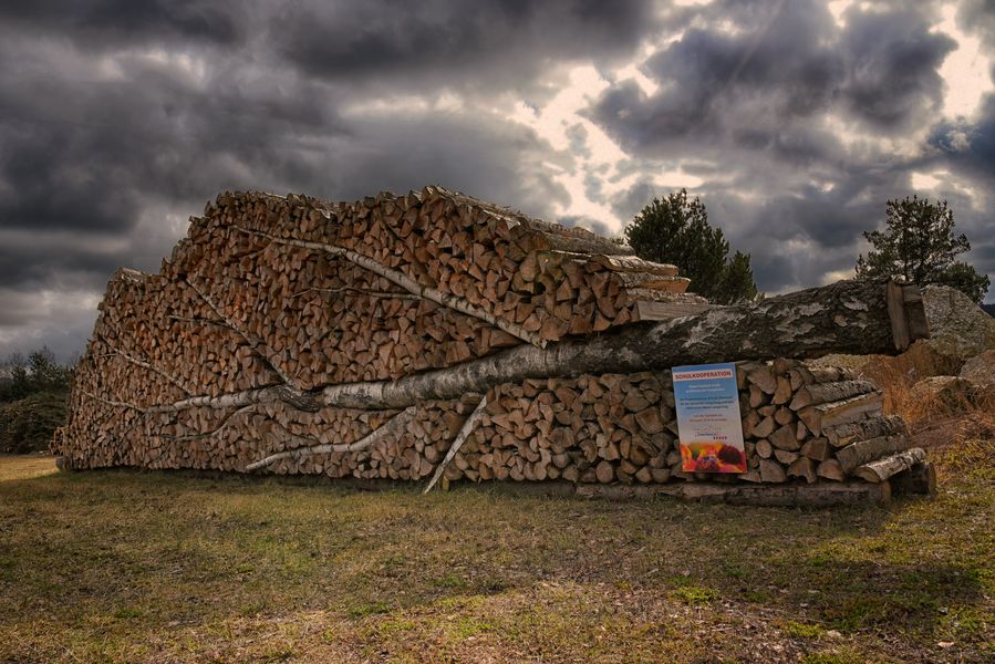 Tirol - Holz vor Hütte