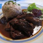 Tiroler Gamsbraten mit Speckknödel und preißelbeeren