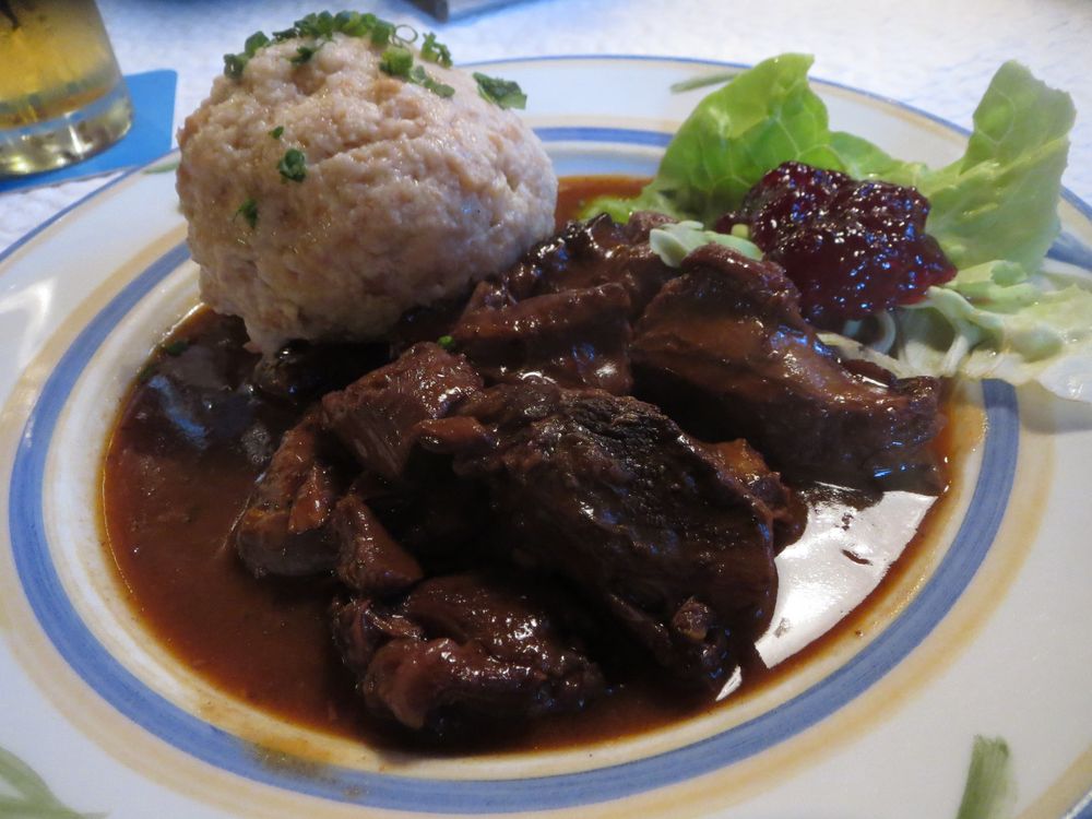 Tiroler Gamsbraten mit Speckknödel und preißelbeeren Foto &amp; Bild ...