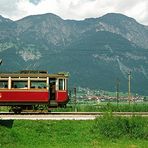 Tiroler Landschaft mit Strassenbahn