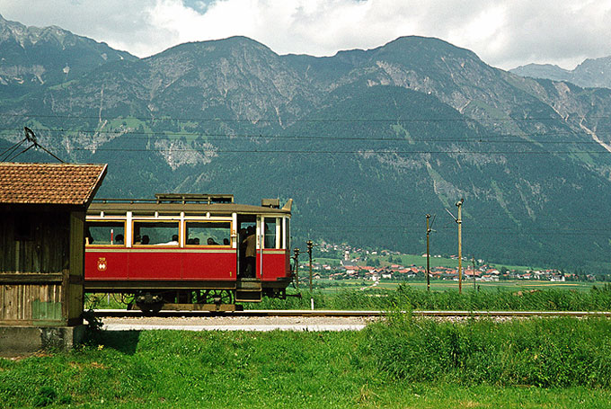 Tiroler Landschaft mit Strassenbahn