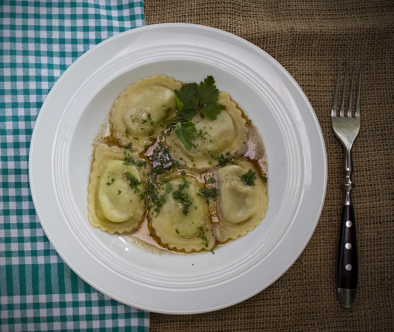 Tiroler Schlutzkrapfen mit brauner Butter und Petersilie