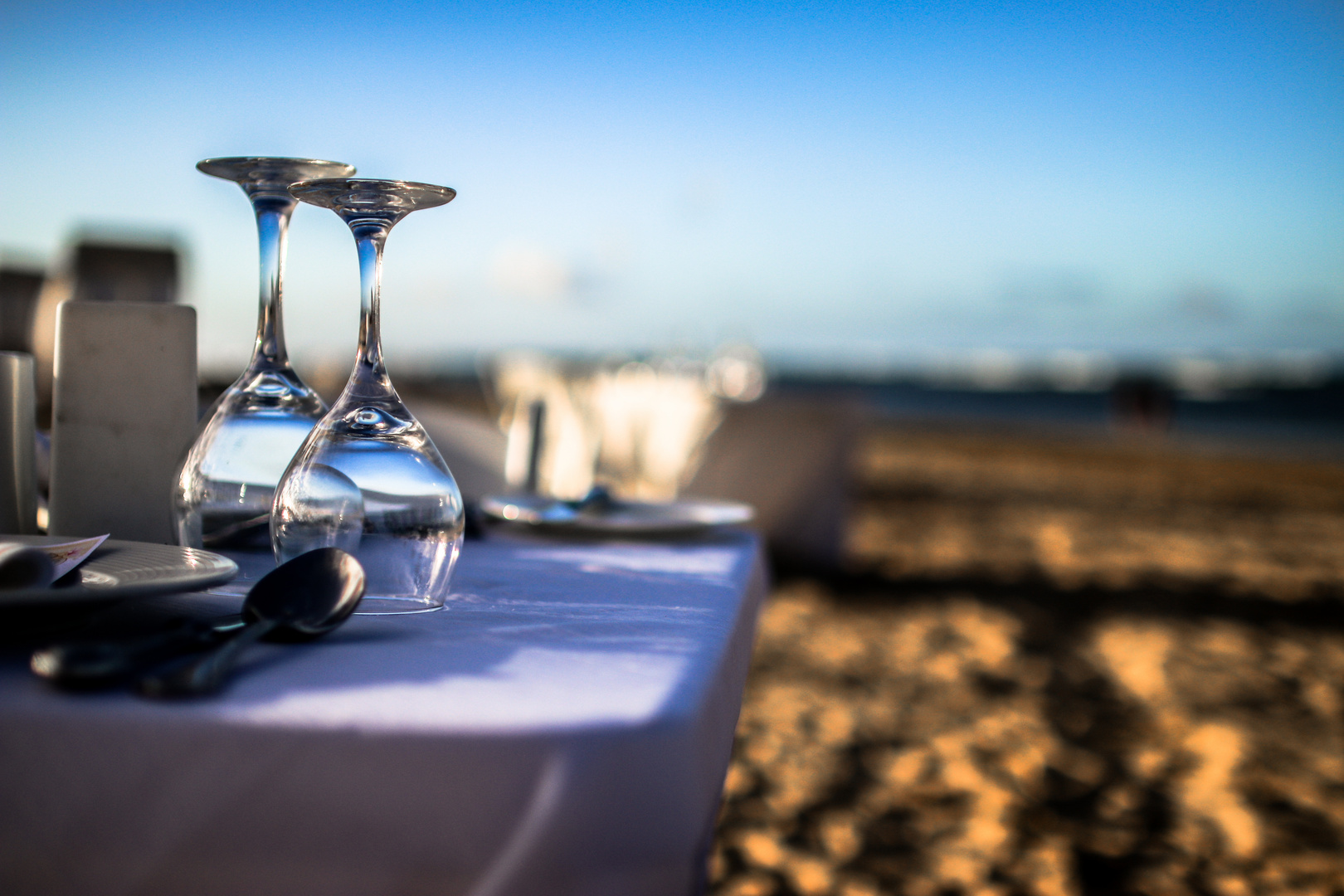 Tisch am Strand