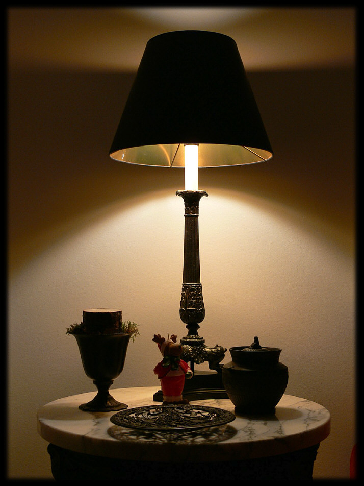 Tisch mit Lampe