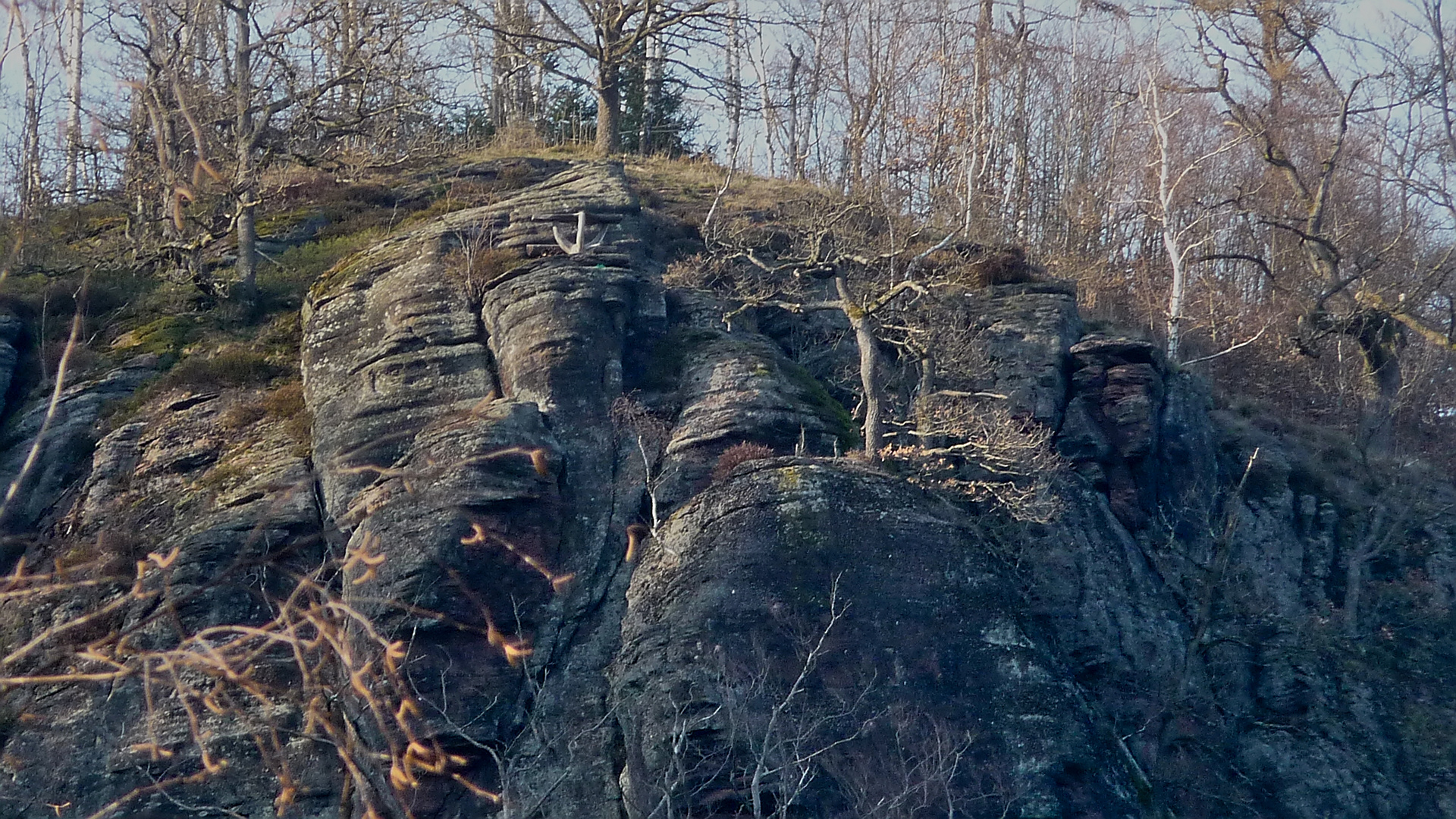 Tisch und Bank auf dem Felsen