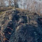 Tisch und Bank auf dem Felsen