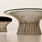 Tisch und Stuhl in der Pinakothek der Moderne München