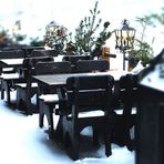 Tische im Schnee