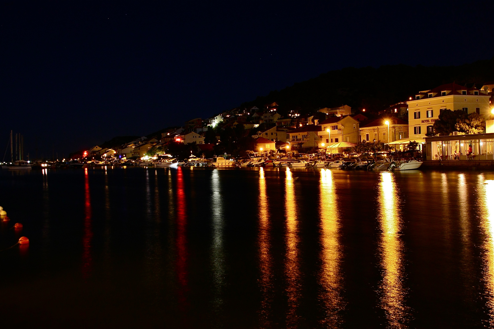 Tisno bei Nacht