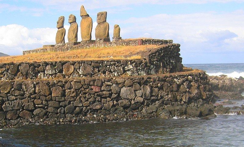 Titel: Ahu Vai Uri - archaische Steinskulpturen auf Rapa Nui (Osterinsel)