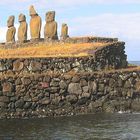 Titel: Ahu Vai Uri - archaische Steinskulpturen auf Rapa Nui (Osterinsel)