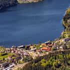 Titisee Ortsansicht und gleichnamiger See im Schwarzwald 