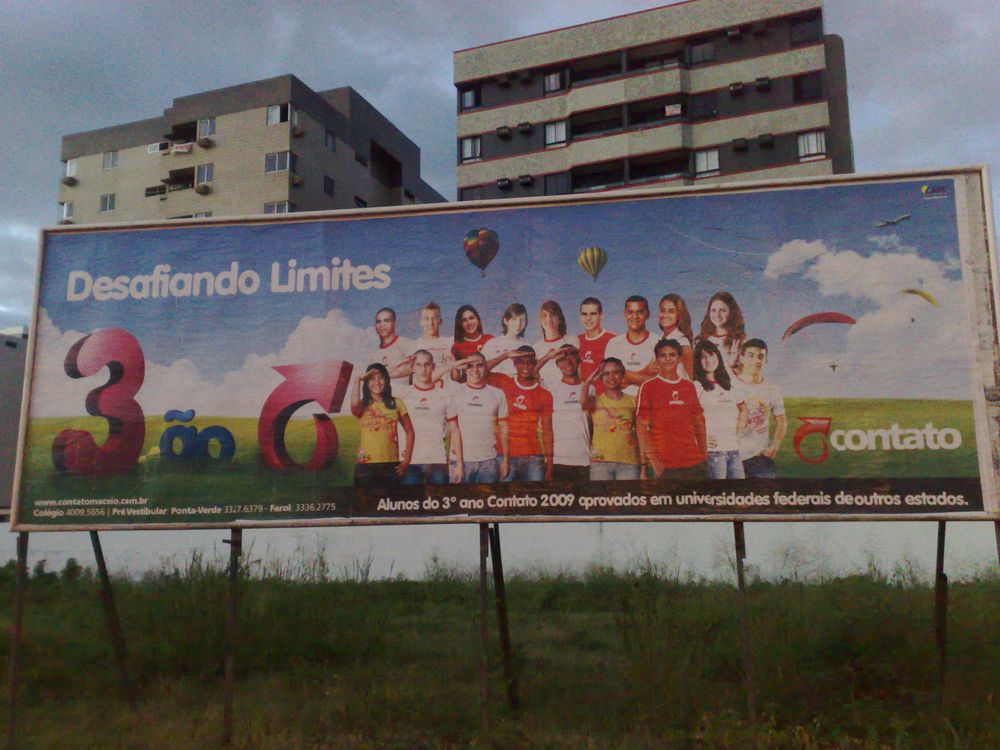 Tito Tácio no outdoor do Colégio Contato