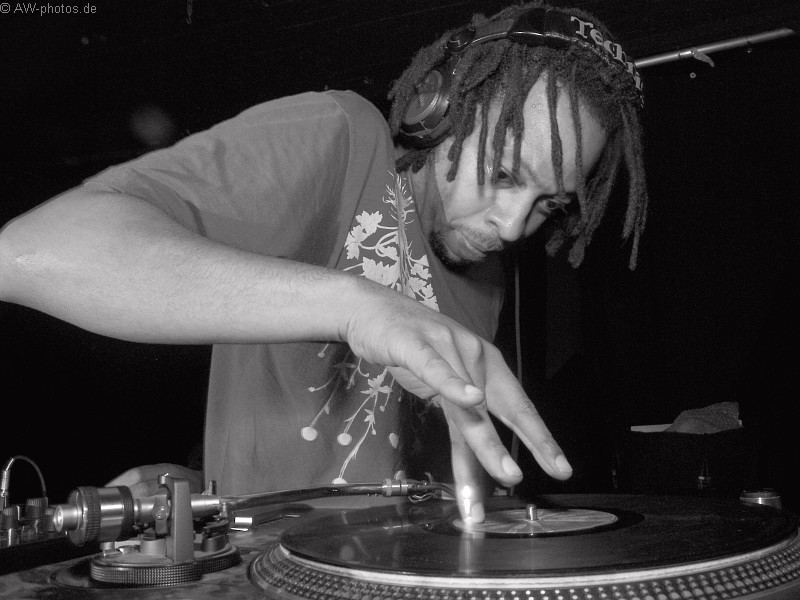 Titonton Duvante rocks the turntable 2