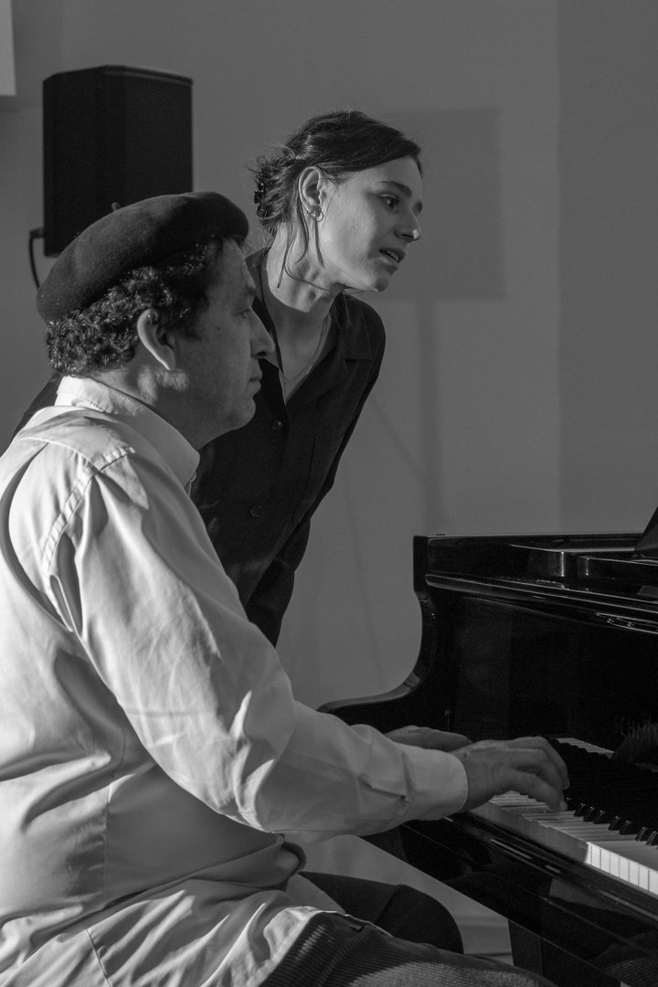 Tizian Jost, Piano, und Hannah Weiss, Gesang, ...
