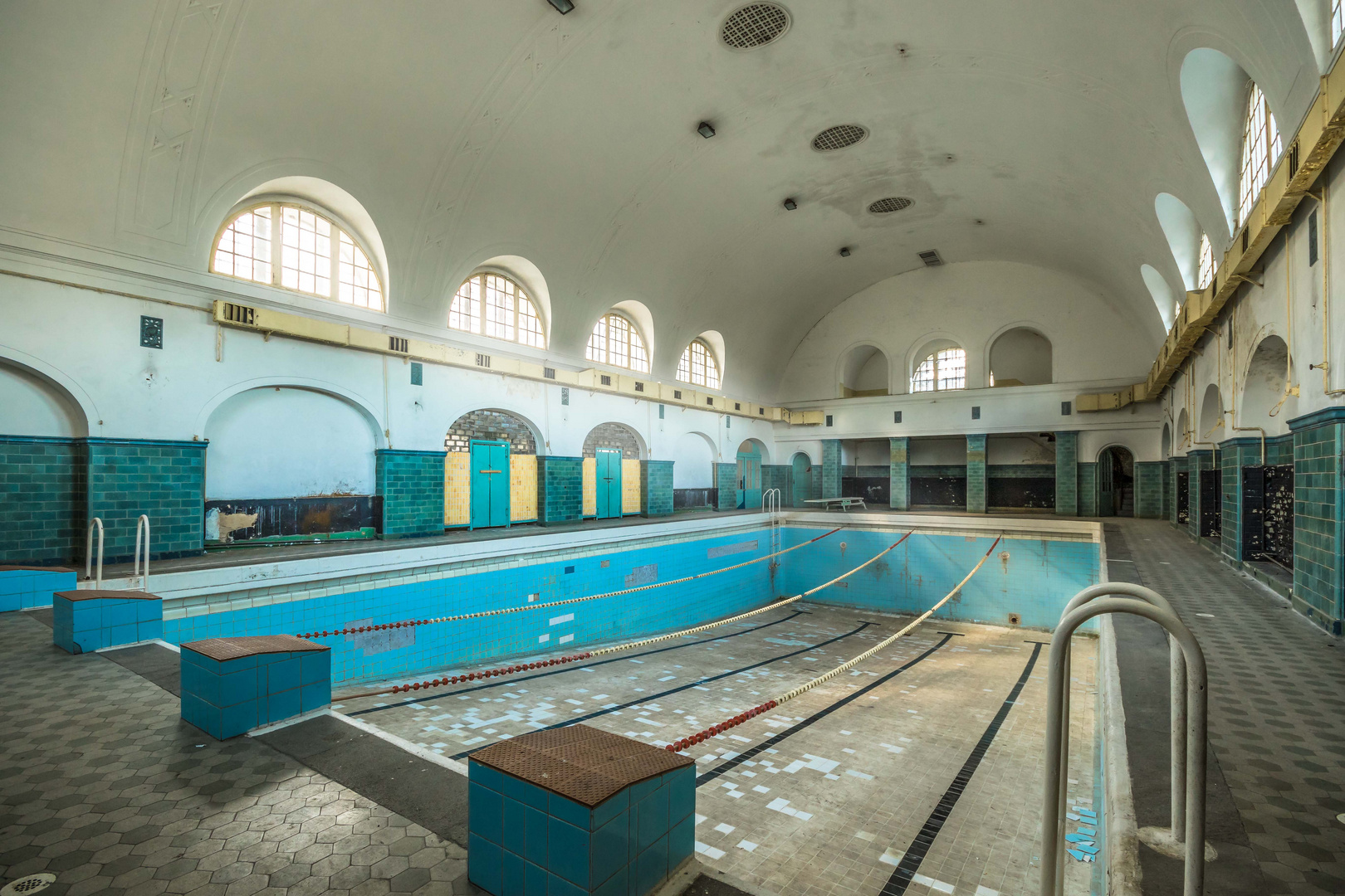 Tja, kein Wasser, keine Badegäste oder hat es ein Leck?