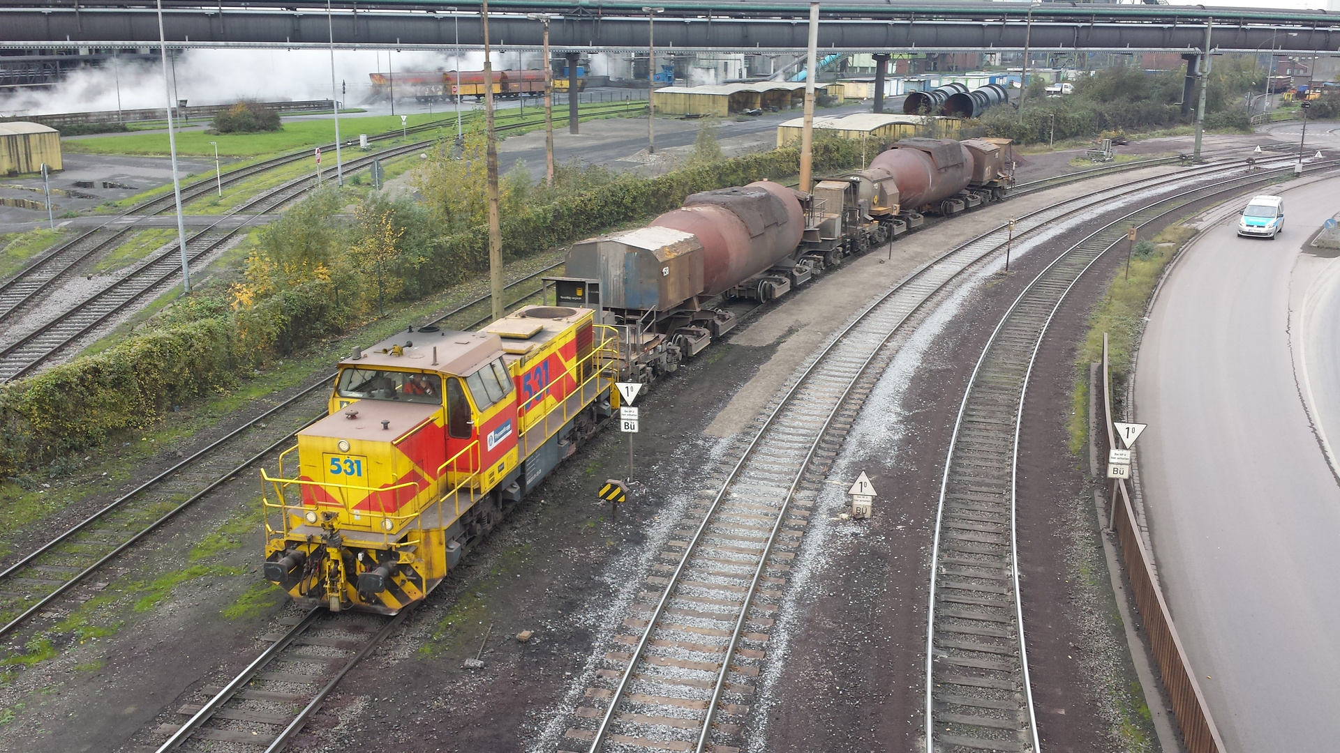 TKS 531 mit zwei Torpedopfannenwagen mit glühendem Flüssigstahl am 18.11.2017 in Duisburg