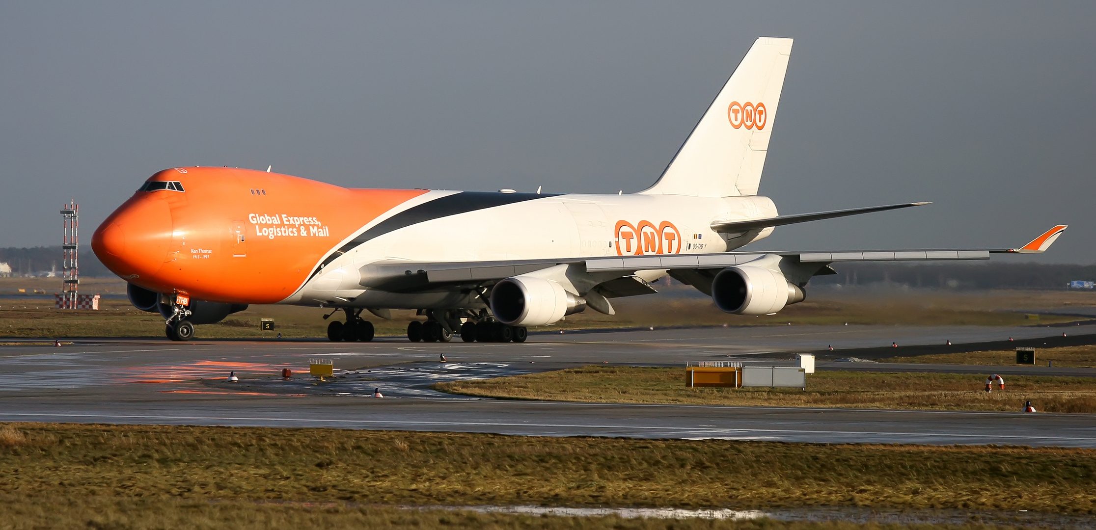 TNT 747-400