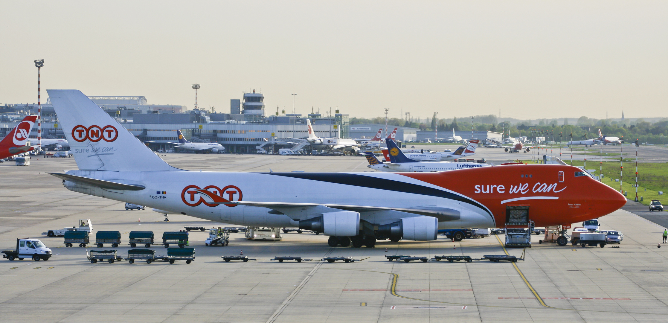 TNT Boeing 747-4HA (ER/F) in DUS