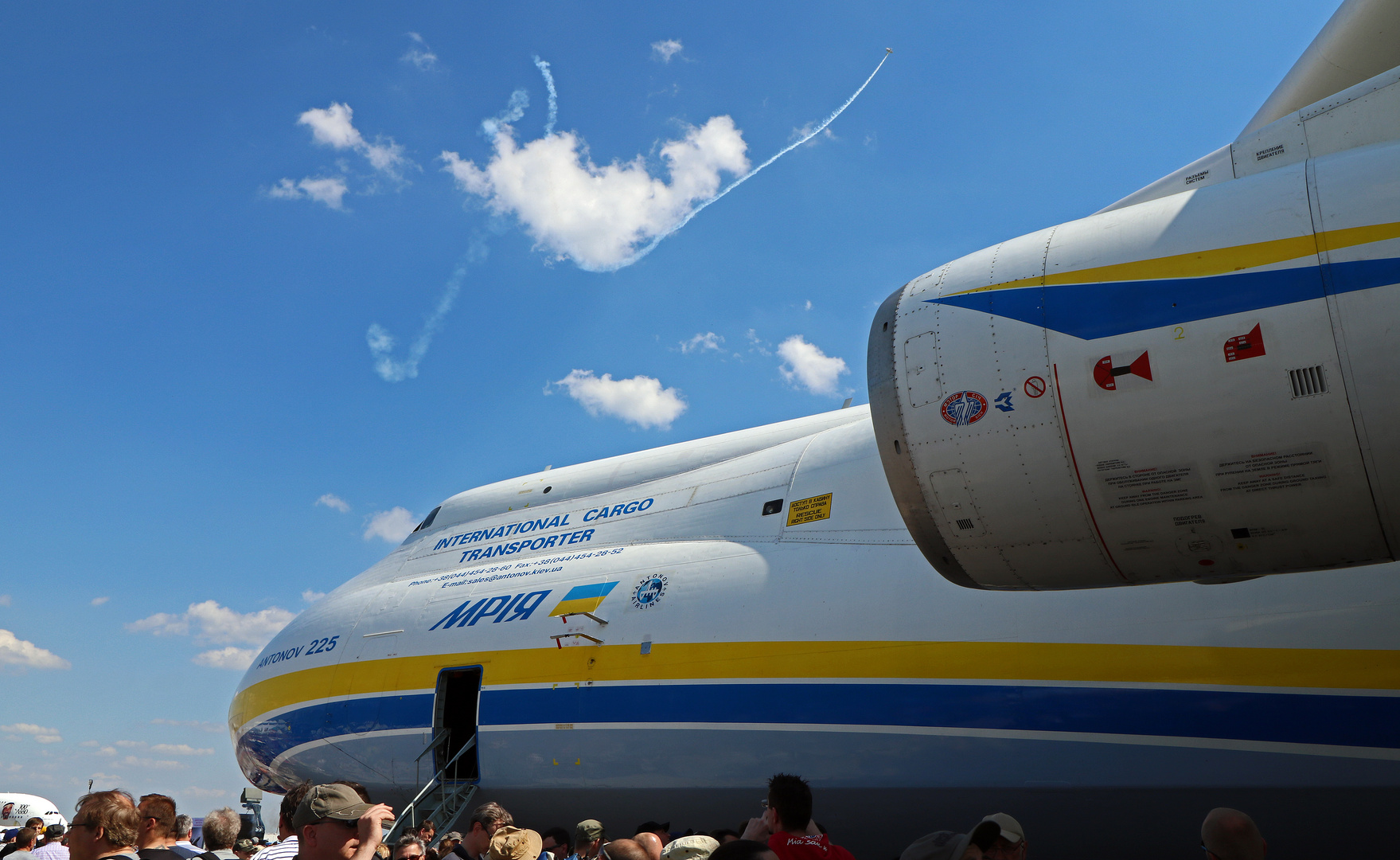 to many People in front of Antonov