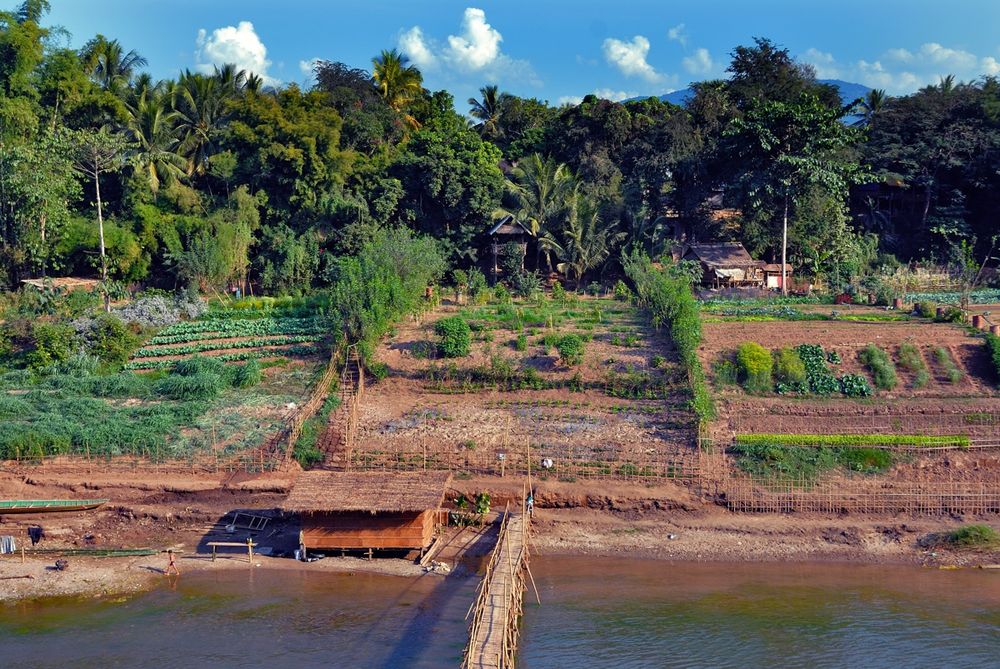 To the other river side of Maenam Khan