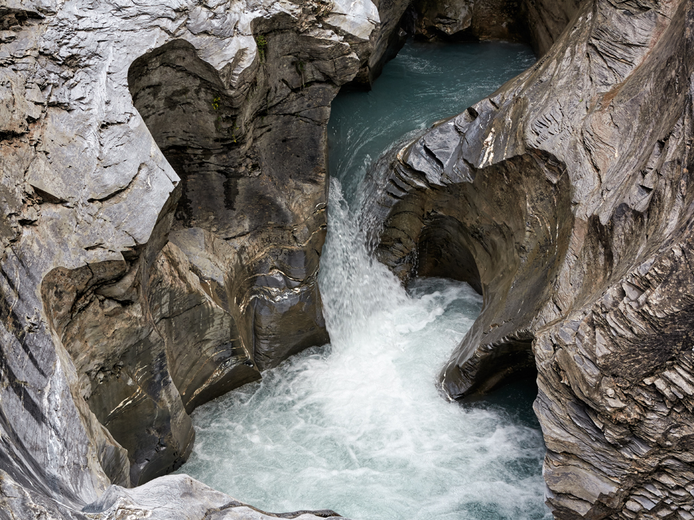 Tobende Wasser auf dem Wasserweg bei Flims